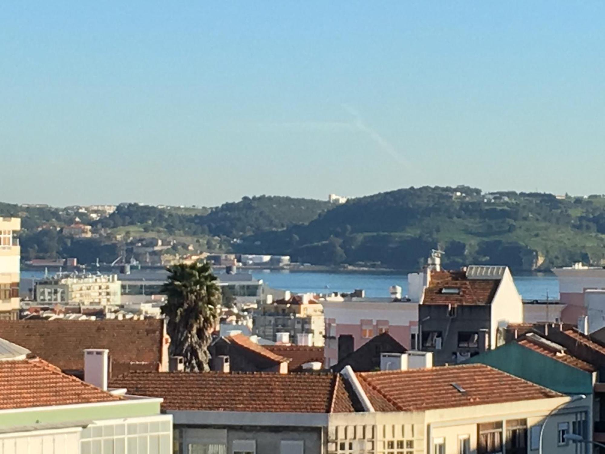 Apartamento novo muito confortável com vista Rio Algés Exterior foto