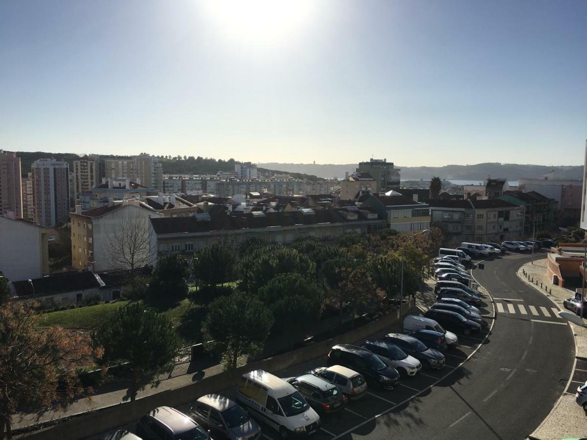 Apartamento novo muito confortável com vista Rio Algés Exterior foto